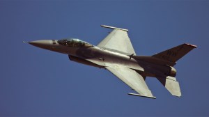 F-16-flying-in-afternoon